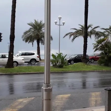 Promenade Des Anglais Petit Studio Au Calme Apartamento